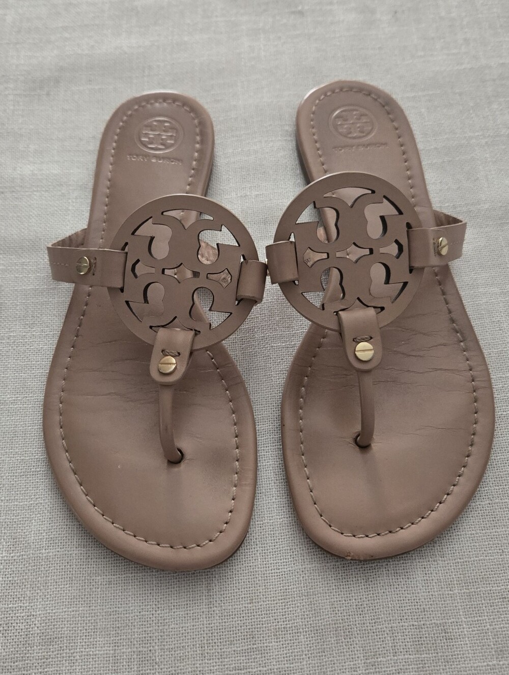Tory Burch Leather Logo Thong Sandals in Taupe